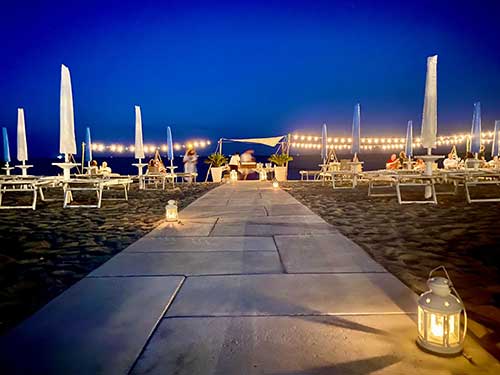 Cena sulla Sabbia sotto le Stelle con ristorante con menù alla carta