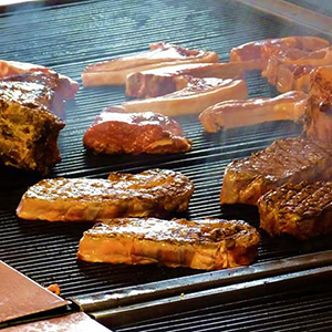 Ristorante con menù alla carta a pranzo e cena